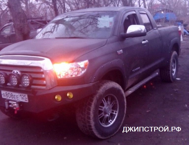 Бампер передний на Toyota Tundra. Стекловолокно. Бампер передний на Toyota Tundra. Стекловолокно.