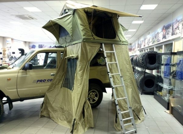Палатка туристическая быстрораскладывающаяся для установки на крышу автомобиля с дополнительным тамбуром.