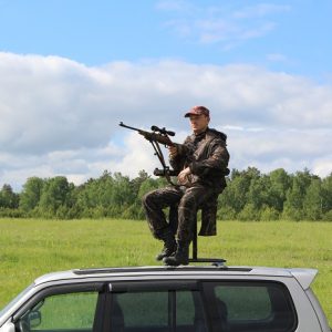 Стрелковый стул для установки на крыше авто.