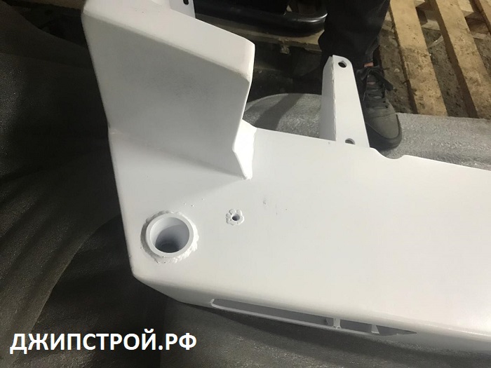 Южно-Сахалинск — задний бампер на Nissan Patrol 61 (белый с калиткой под запаску)