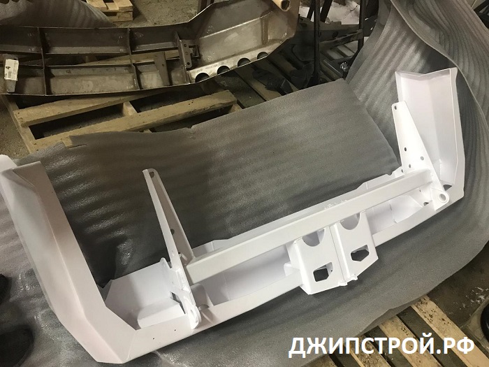 Южно-Сахалинск — задний бампер на Nissan Patrol 61 (белый с калиткой под запаску)