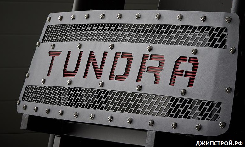 Решетка радиатора на Toyota Tundra 2010-2013 (вариант 3) красная надпись