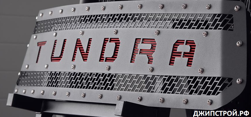 Решетка радиатора на Toyota Tundra 2013-2017 (вариант 2) красная надпись 