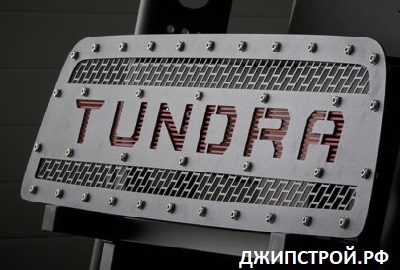 Решетка радиатора на Toyota Tundra 2007-2010 (вариант 3) красная надпись